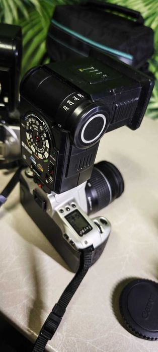 Vând pachet echipament Canon pe film