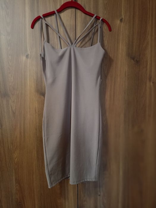 Рокля с ефектен гръб