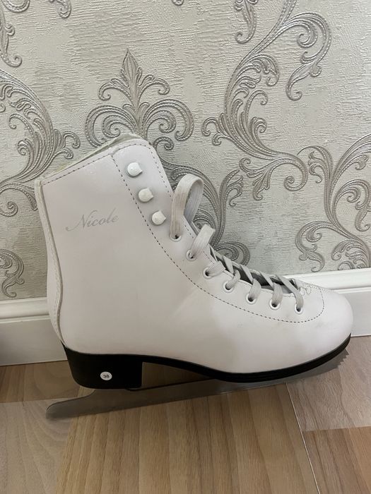 Продам женские коньки