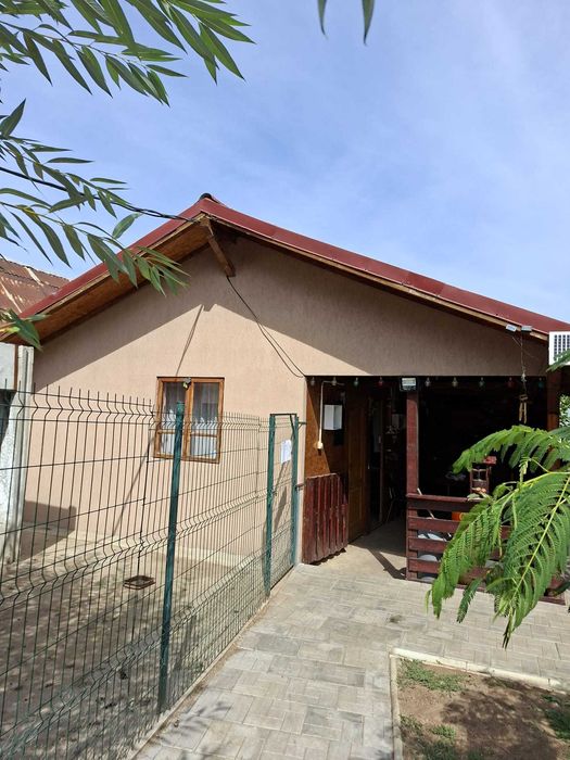 Vand casa parter 120 mp,teren 1000 mp + foisor si bucatarie vara 50 mp