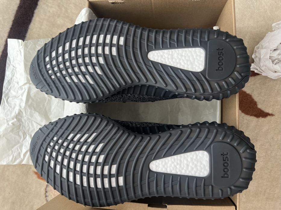 yeezy 350 blackrefflective (40,41,42,44)