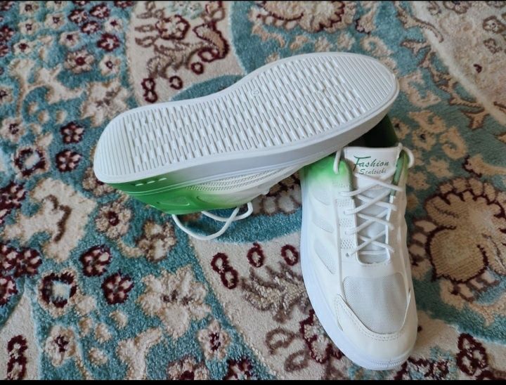 Кроссовка сатылады багасы 10000тг