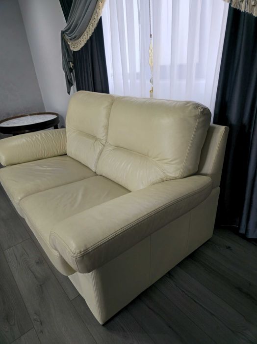 Canapea piele in stare f buna