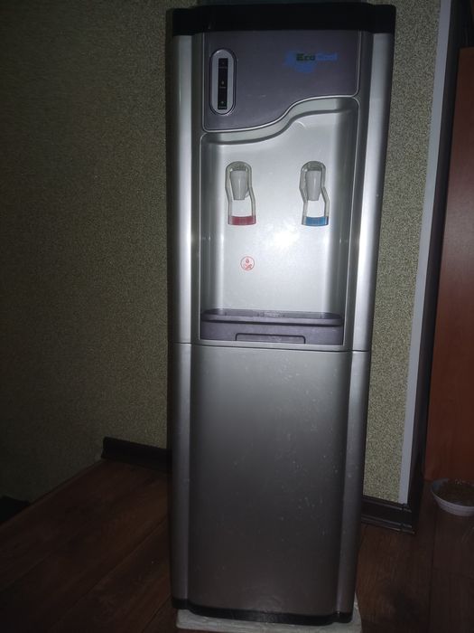 Кулер для воды (диспенсер)