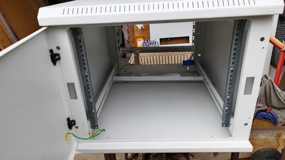 Комуникационен шкаф - сървърен шкаф - рак шкаф 10U