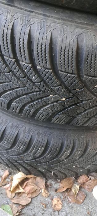 Vând 4roți iarna 215/65R16