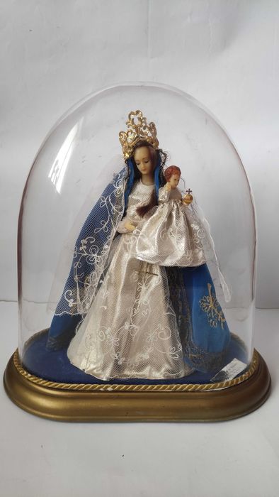 Голяма восъчна фигура на Мадоната и Младенеца в прозрачен овален купол