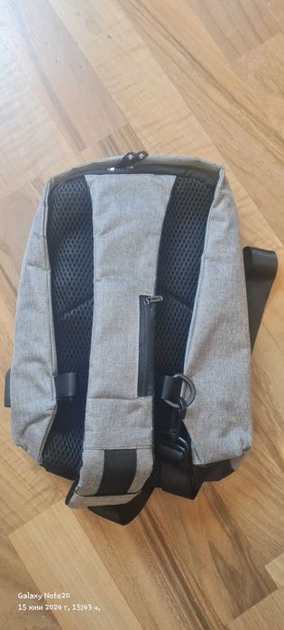 Раница сиво и черно