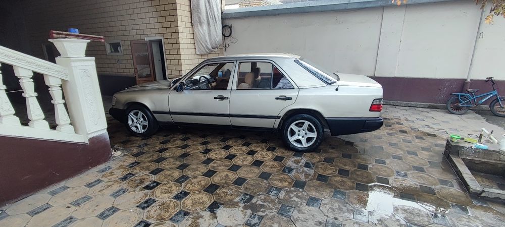 W124 mercedes 111 2.0
