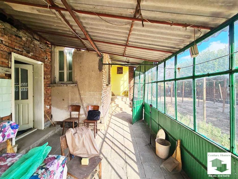 140327 Едноетажна къща с равен двор и кладенец в с. Бутово