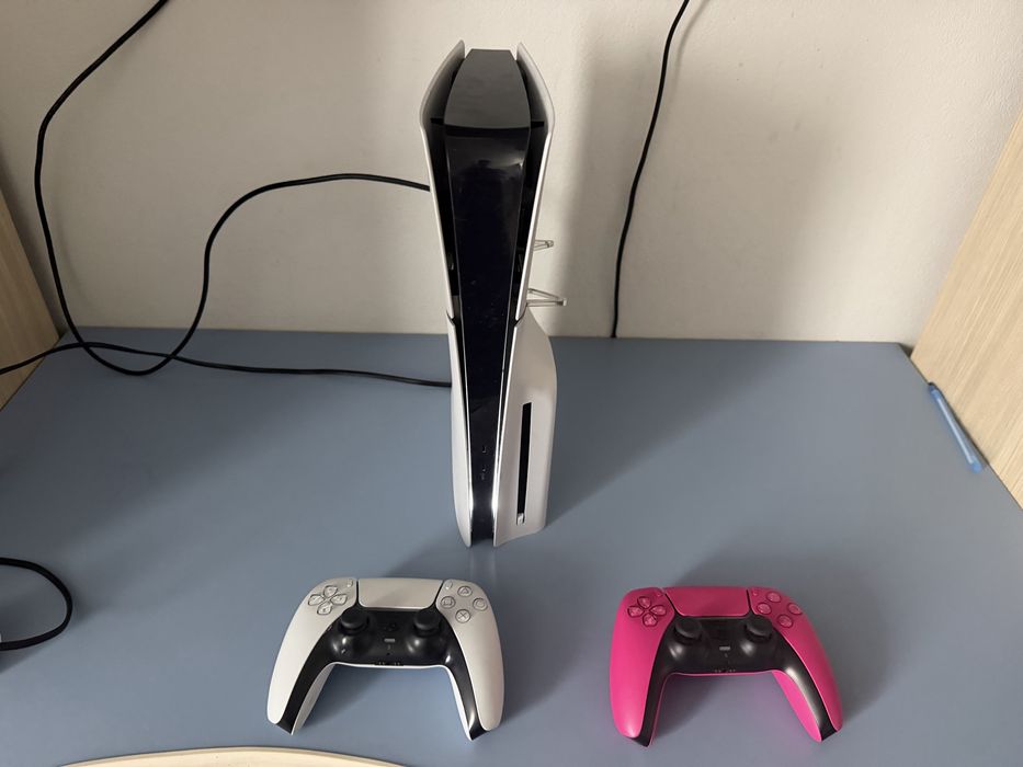 PS5 slim disc edition 1 TB cu doua manete si Fc26, forza horizon 5 si minecraft in varianta digitala plus jocurile din imagine
