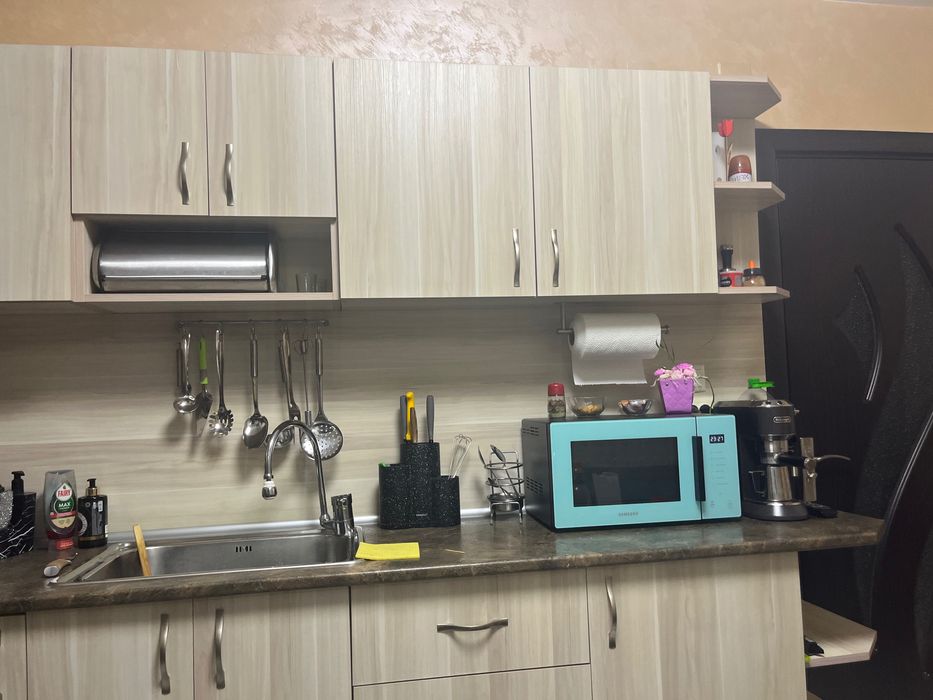 Кухня с мивка и плот,като нова,много запазена.