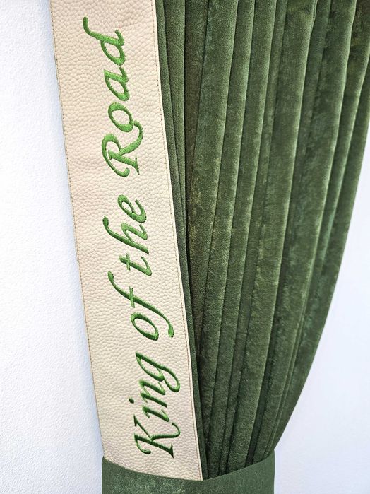 Зелени пердета за камиони с кожена лента и кукички тип холандско чело