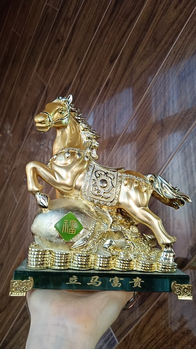 Статуэтка лошади на подставке