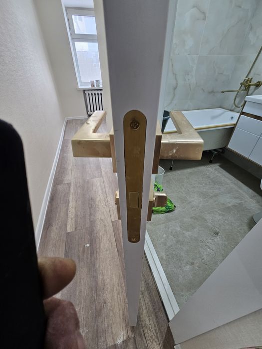 Установка дверей. Обой. Покраска