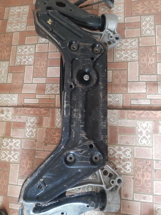 Преден мост Golf 4 и носачи без грам ръжда напълно здрав