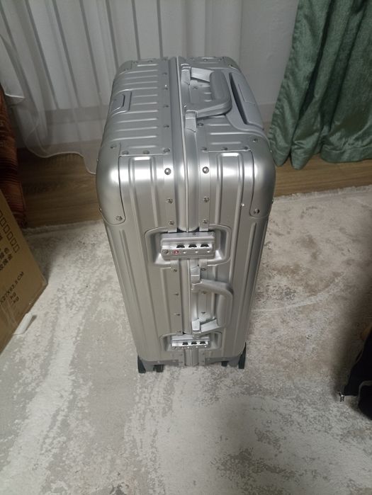 Срочно продам чемоданы