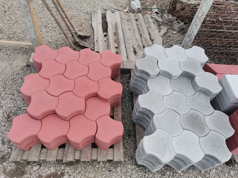 Pavaj si capace de gard