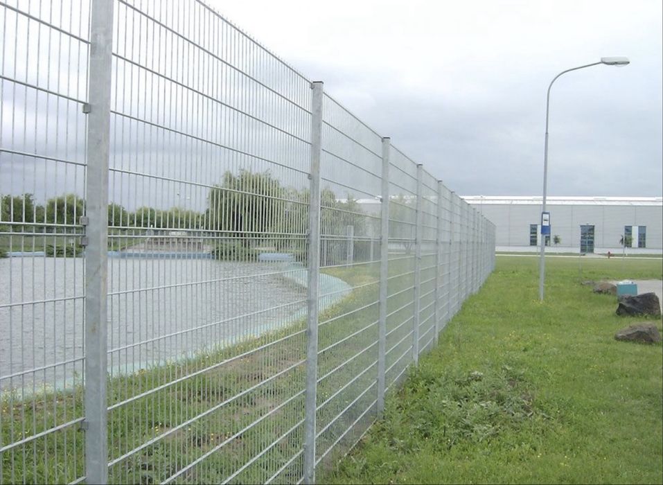 Garduri din plasa bordurata