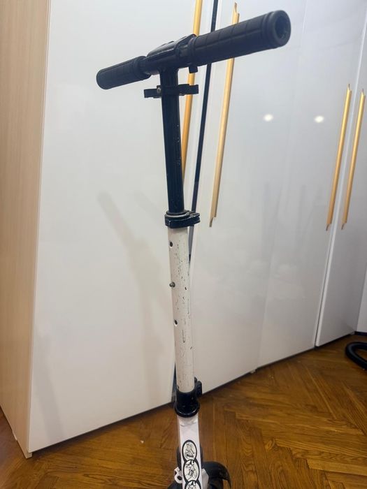 Продам самокат белый