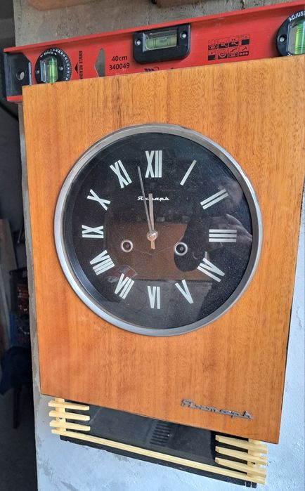 Стенен часовник Янтар