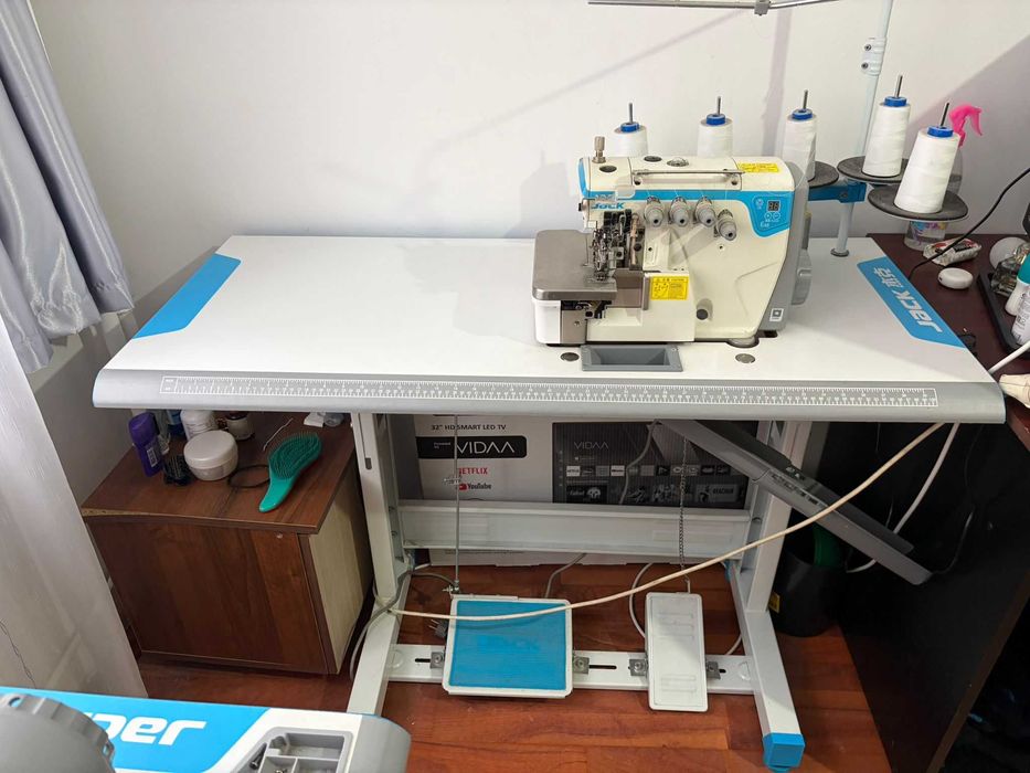 Masina pentru croitorie Jack cu 5 ace de surfilat