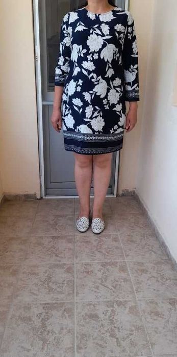 Тъмносиня рокля на цветя