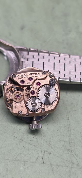 Ceas Omega aur alb