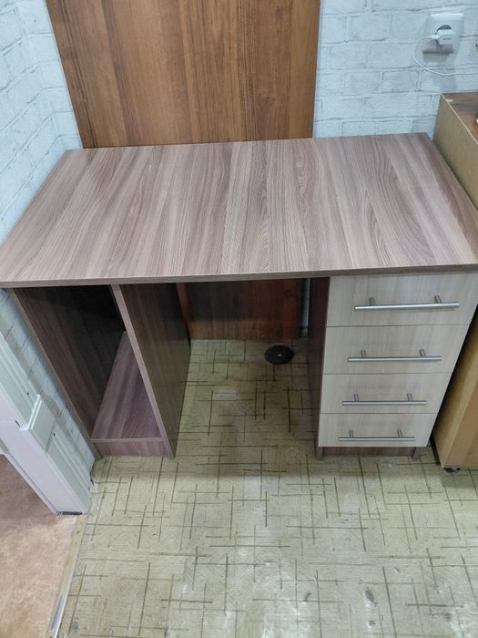 Продам мебель: шкаф  и столы