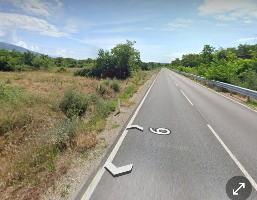 НИВА в Карлово на главен път Карлово-Бургас Е871