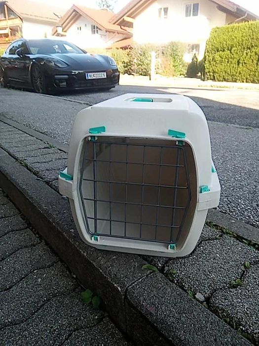 Преносима клетка за животни.