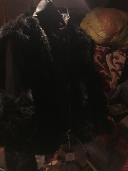 Vând geaca piele cu blana nouă