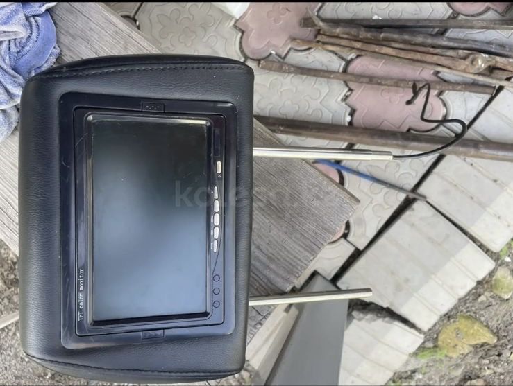 Подголовники с экраном от субару аутбака