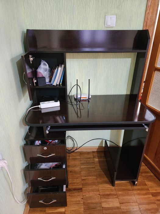 Стол компьютерный в хорошем состоянии