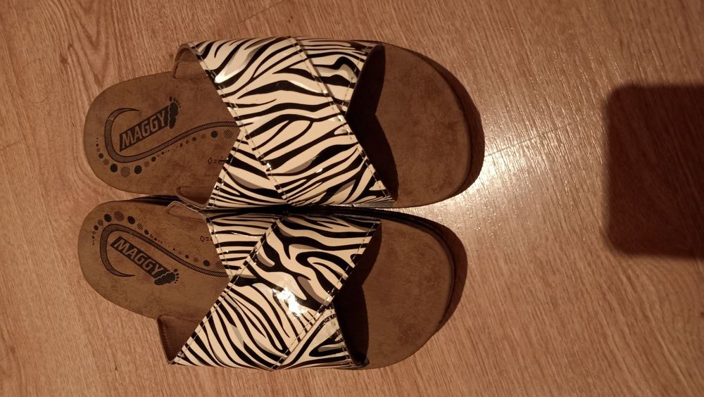 Тапочки летние, лёгкие.