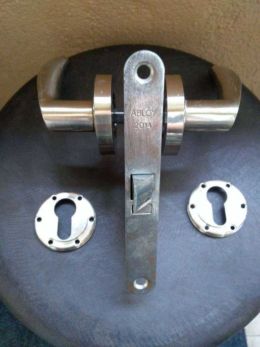 Брава за врата--