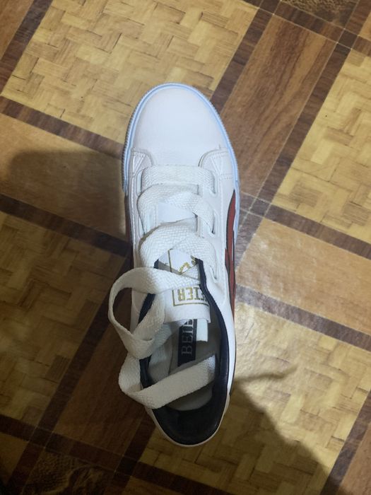 Белые кроссовки