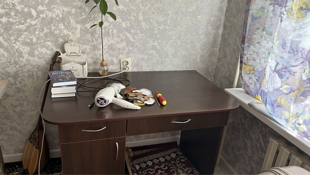 Стол письменный продам в хорошем состоянии!