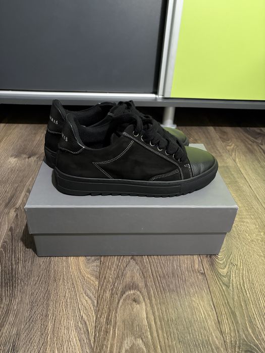 Adidasi numeris black carbon