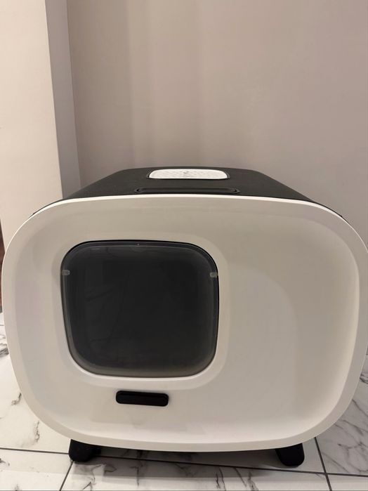 Котешка тоалетна закрита