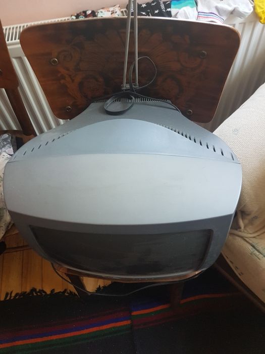 Продава се малък цветен телевизор  Philips с дистанционно