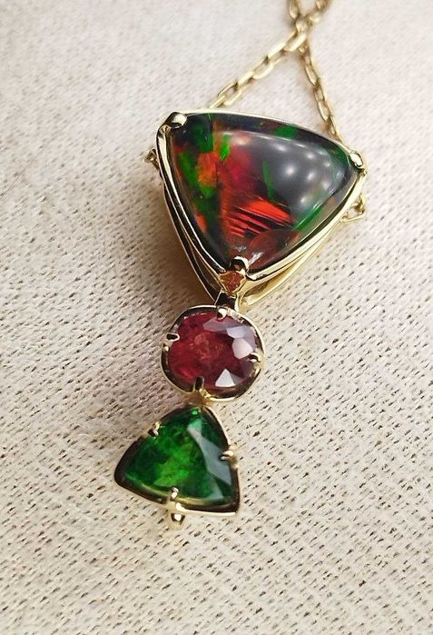 Black Opal Pendant – реверсивен медальон с невероятен черен опал!