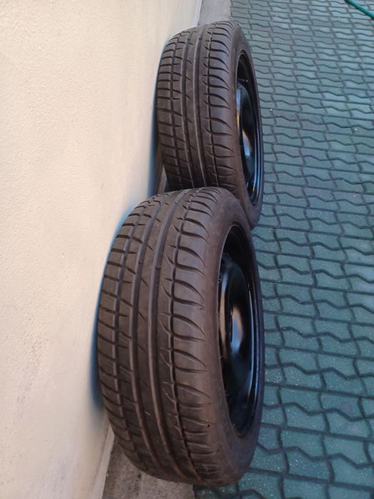 2 jenti cu cauciucuri