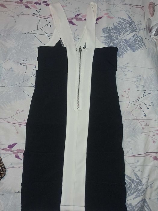 Бандажна рокля в бяло и черно