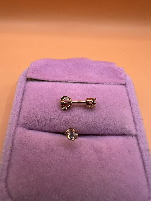 Продам золотые серьги - гвоздики.
