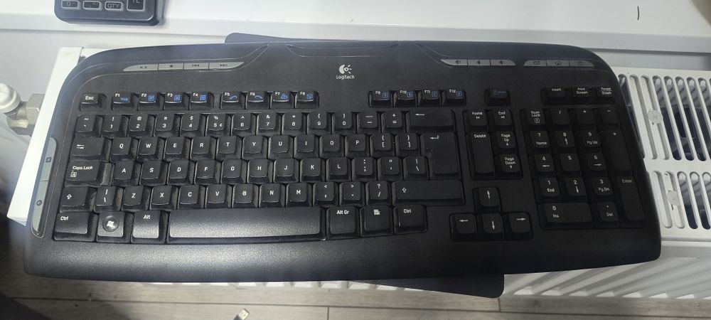 Vând computer Intel(R) Core(TM)2 Quad CPU Q8300  4,00 GB RAM 

2.50GHz