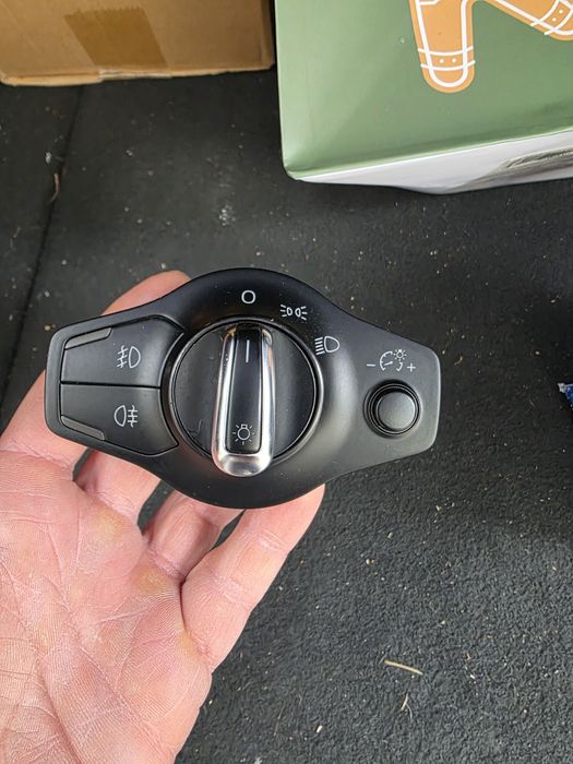 Ключ за фарове на Ауди А4 б8 и пласмасата