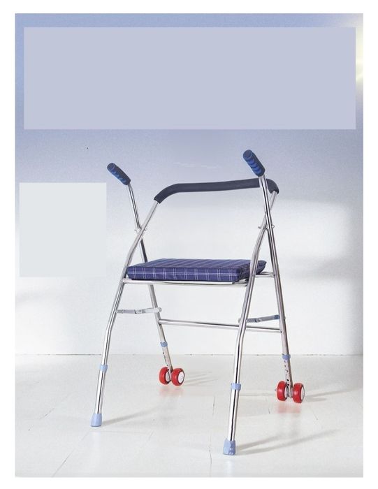 Инвалидная коляска и ходунок