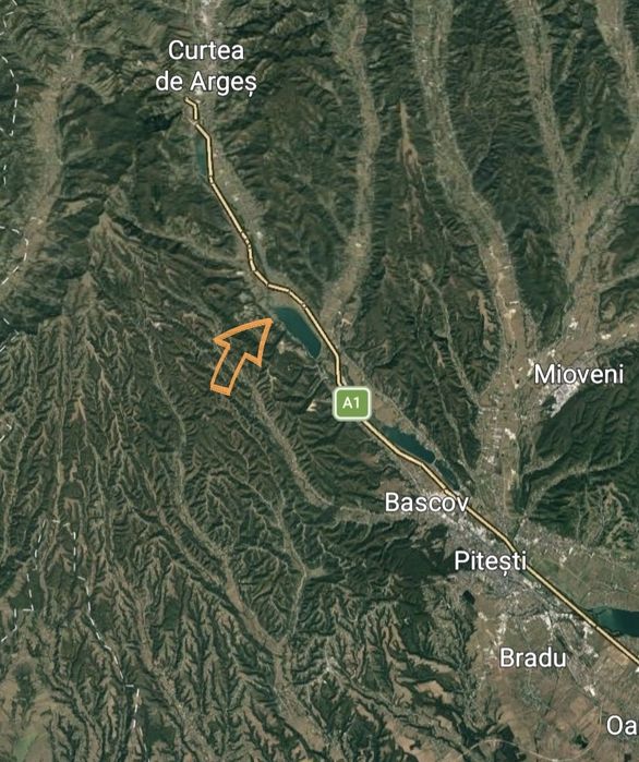 PENINSULĂ PRIVATĂ: 2400mp la Lac – 80m Deschidere – 5 min de A1
​V