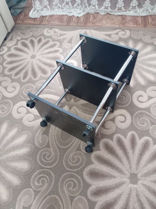 Тумбочка на калёсиках